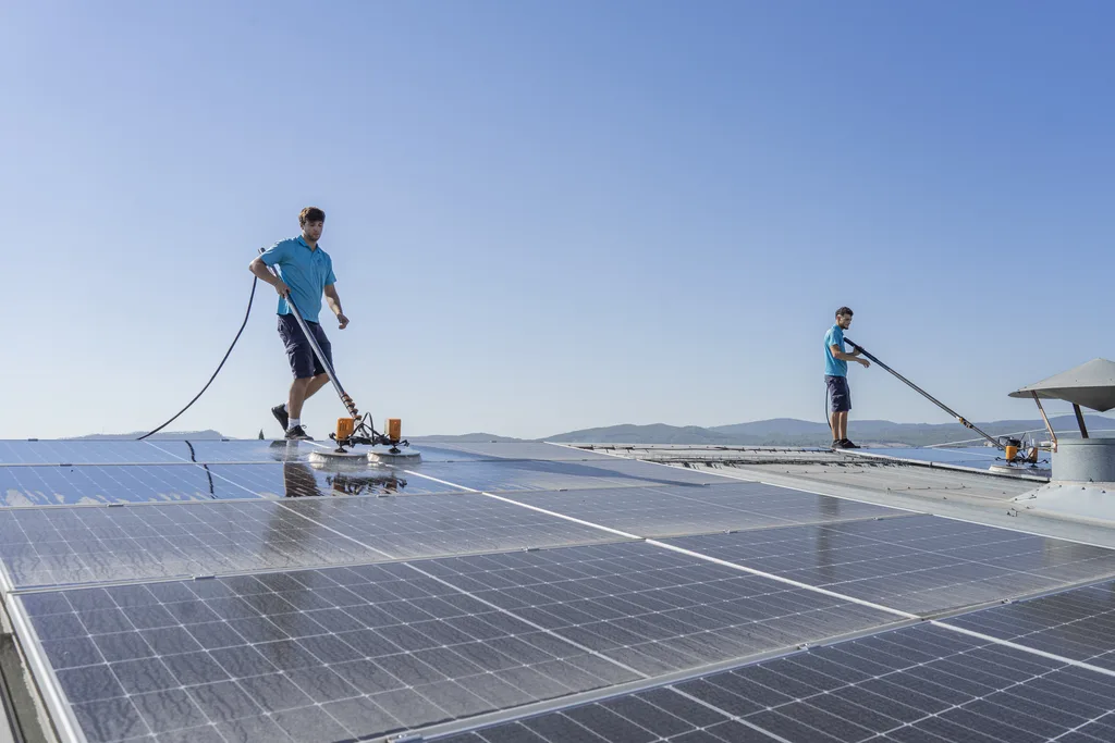 Equip de tècnics de Neteja Solar durant una neteja professional de panells solars en una instal·lació fotovoltaica a Catalunya