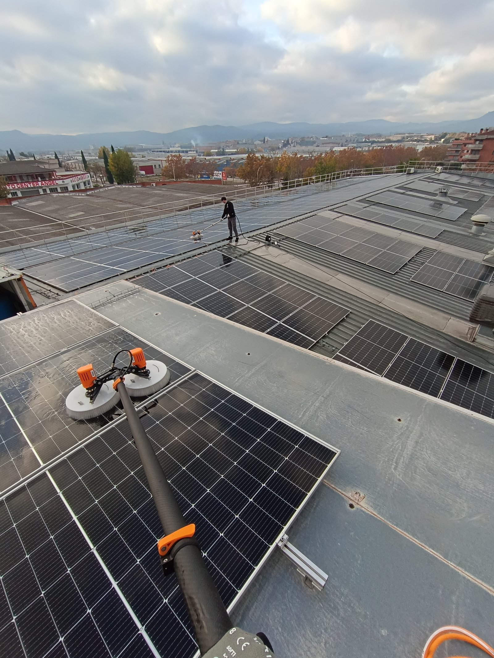 Neteja de gran coberta solar industrial amb paisatge urbà