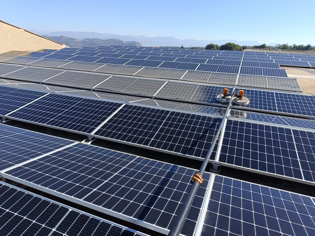 Neteja professional d'una gran coberta solar industrial a Catalunya