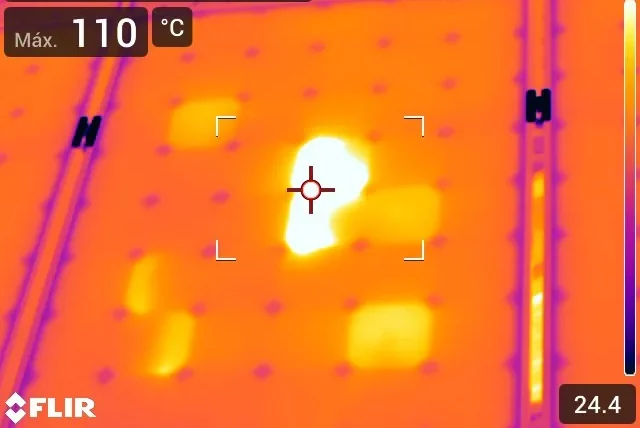 Imatge termogràfica amb un hot-spot de 110 °C en un panell solar