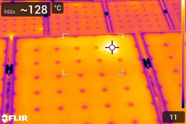 Inspecció termogràfica de plaques solars amb una anomalia de 128 °C en coberta industrial
