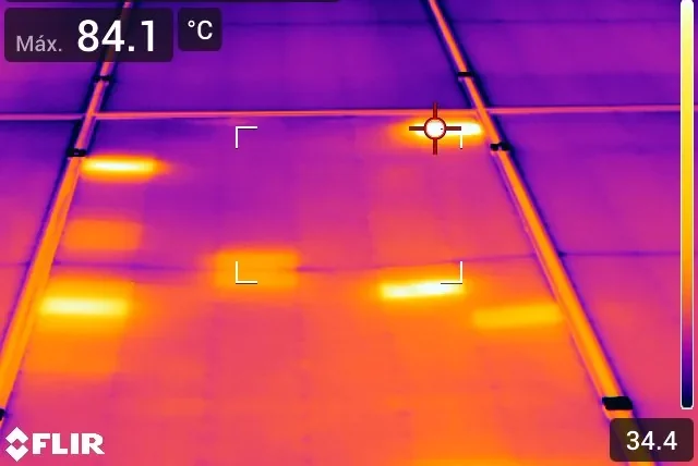 Imatge termogràfica de panells solars amb diverses cèl·lules sobreescalfades a 84 °C