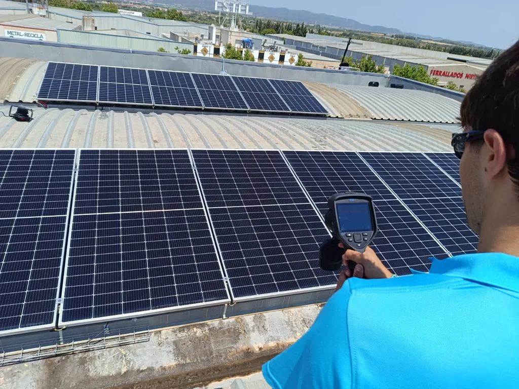 Tècnic de Neteja Solar fent una inspecció termogràfica de panells solars amb càmera FLIR